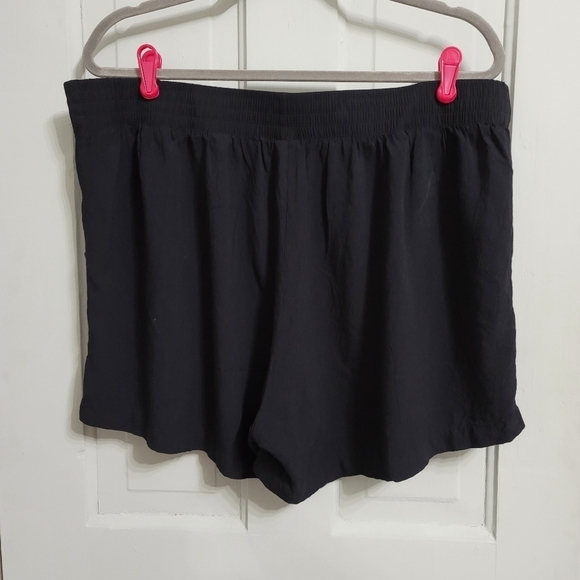 TORRID SHORT SHORT WITH POCKETS- STRUCTURED WOVEN BLACK - Picture 6 of 9